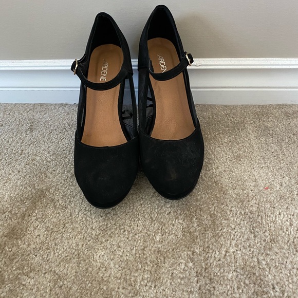 Size 8 black heels with mesh sides - Picture 2 of 3